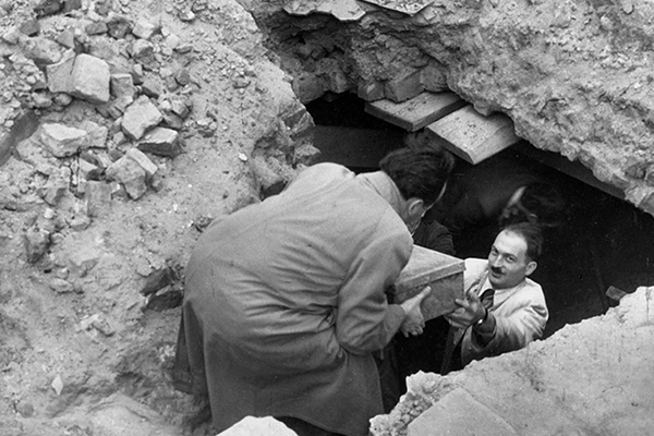 Unearthing part of Emanuel Ringelblum’s Oneg Shabbat Archive buried underneath the ruins of the Warsaw ghetto. Żydowski Instytut Historyczny im. Emanuela Ringelbluma