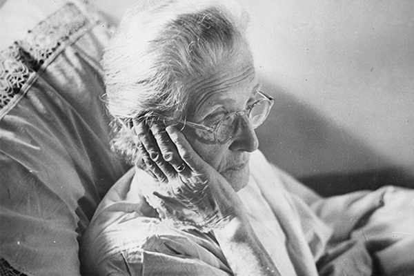Portrait of an elderly Holocaust survivor in France, circa 1946–48. US Holocaust Memorial Museum, courtesy of Andre Limot
