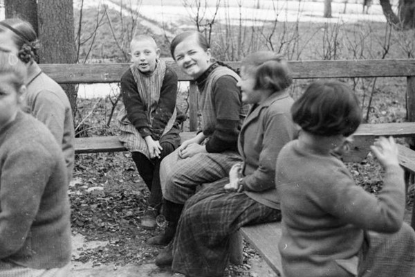 Disabled children at the Schönbrunn sanitorium in 1934. Bundesarchiv Bild 152-04-12