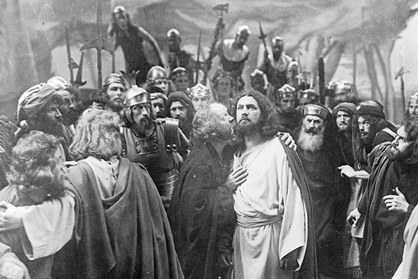 The Judas kiss scene from a 1930 production of the Oberammergau Passion Play in Oberammergau, Germany. Sueddeutsche Zeitung Photo/Alamy