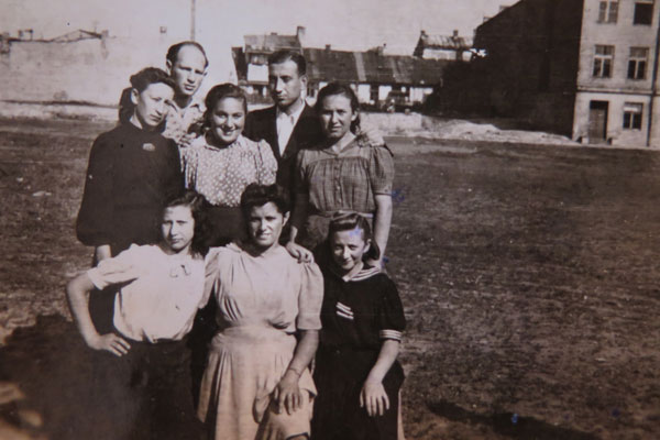 Niusia Borensztajn Nester, center, surrounded by members of the Ichud kibbutz before the Kielce pogrom, 1946. Chilik Weizman, with permission from the family of Niusia Borensztajn Nester 